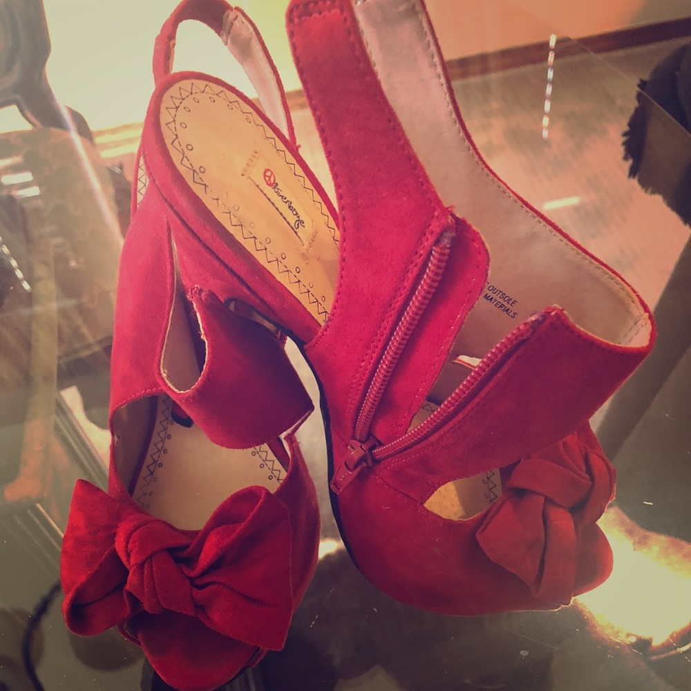 Timeless red side zip pumps.